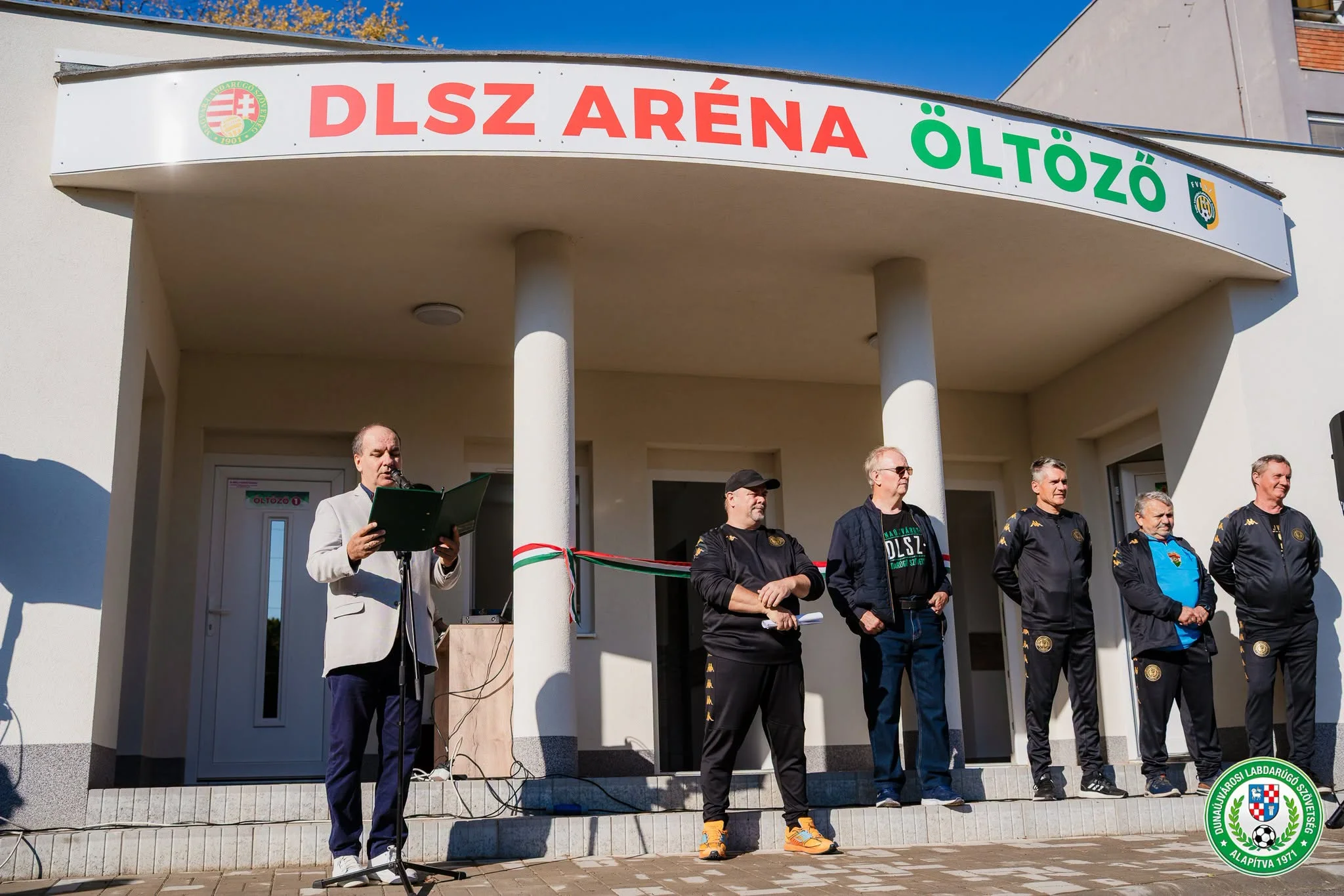 Átadták pénteken a Dunaújvárosi Labdarúgó Szövetség kispályás fociközpontjának új öltözőjét