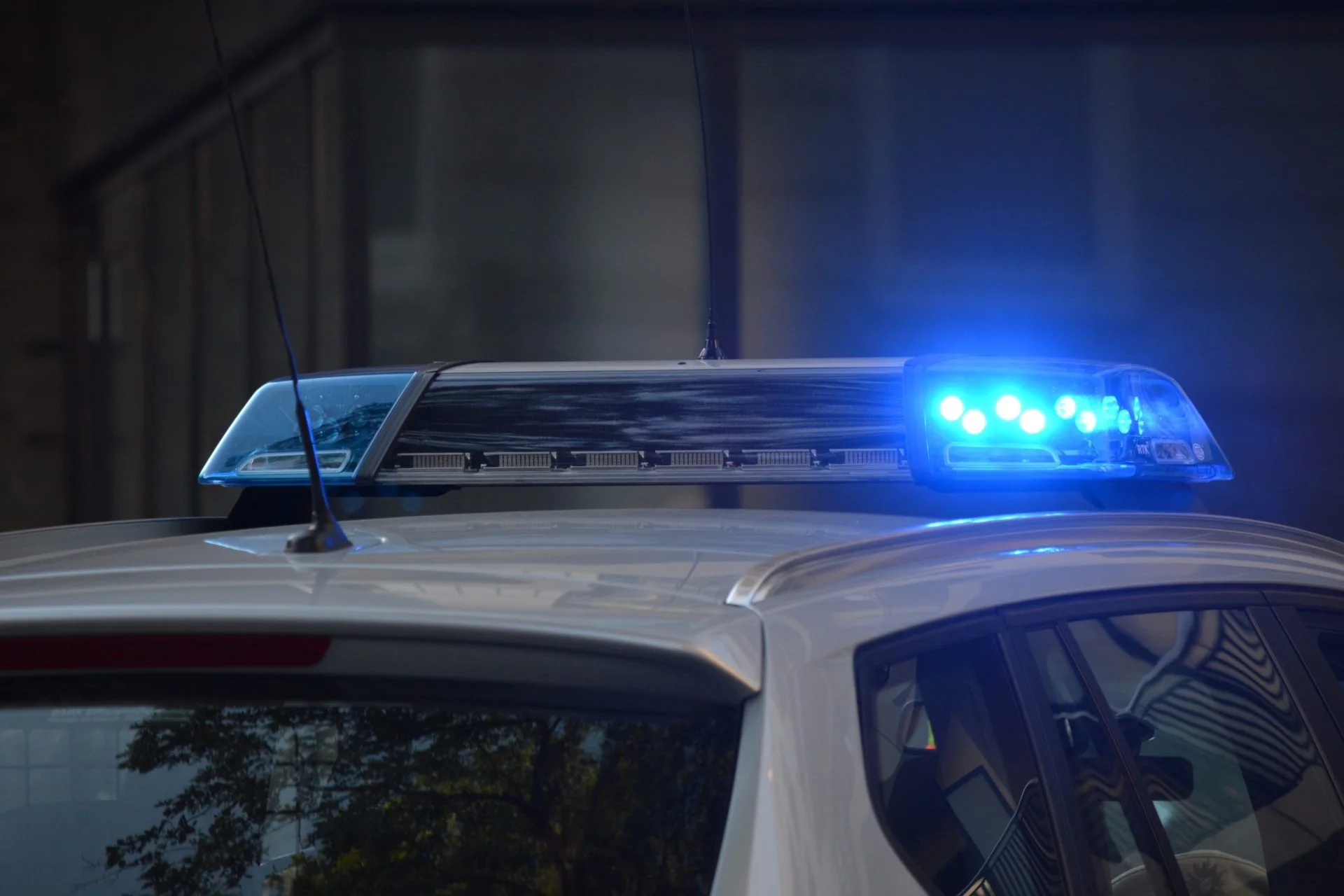 Kidöntött egy közlekedési táblát Ercsiben – keresi a rendőrség a felvételen látható férfit