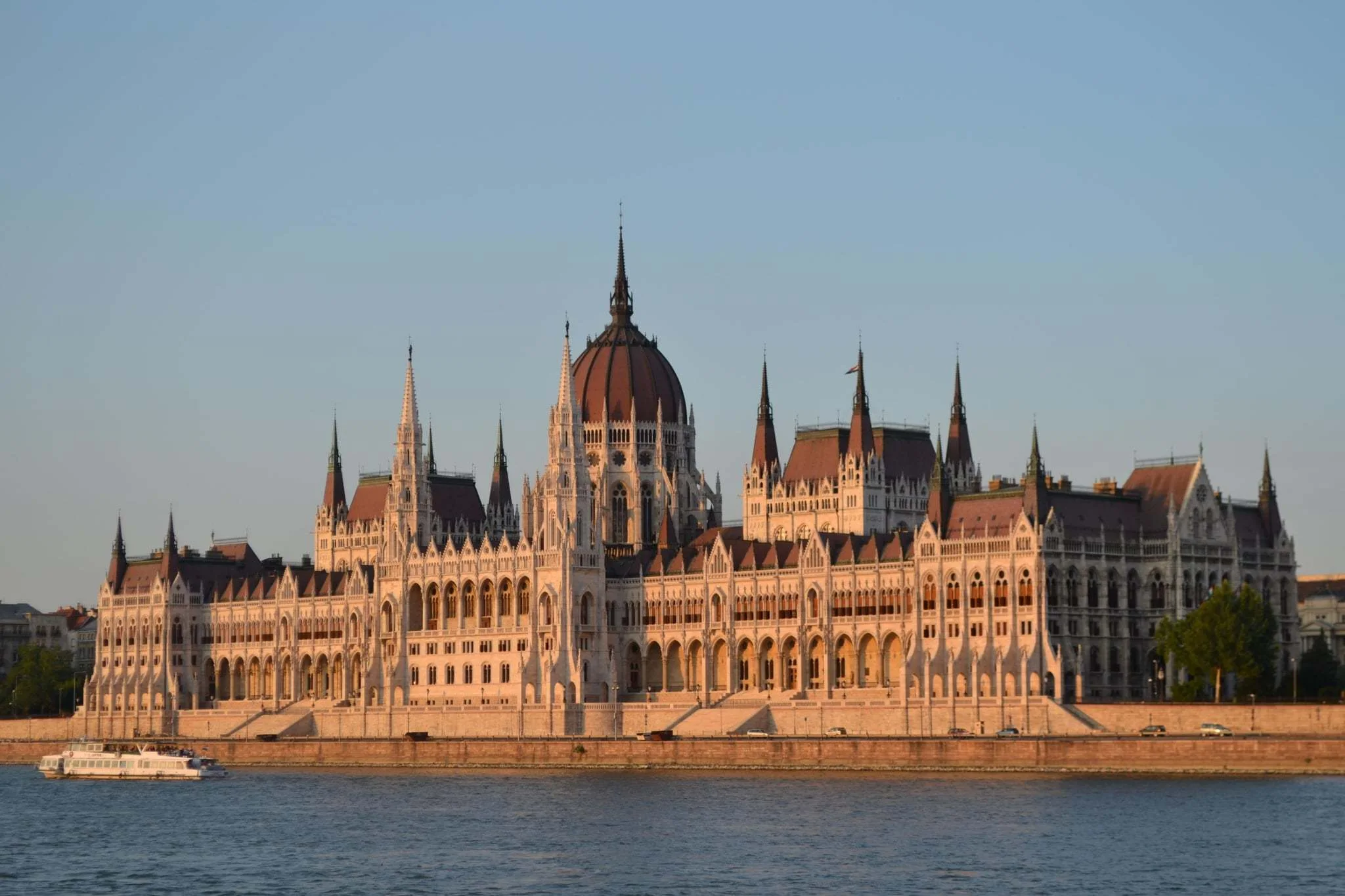 Területlezárást rendeltek el az Országház körül